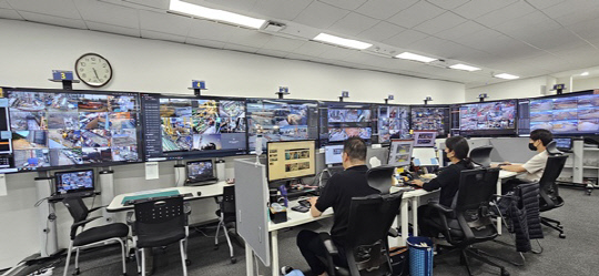 DL이앤씨 본사에 마련된 현장 CCTV 통합관제센터. <DL이앤씨 제공>